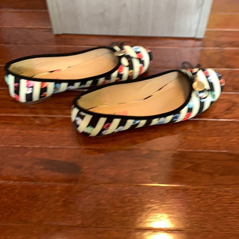 Size 6.5 Just Fab flats